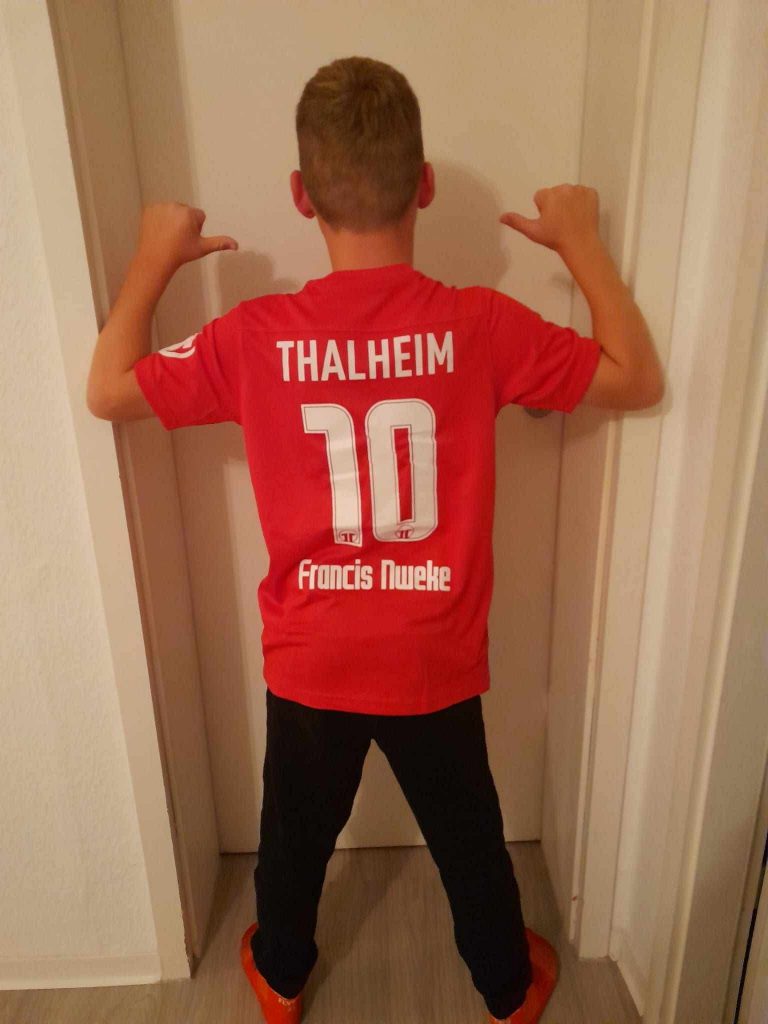 Sabrinas Sohn trägt stolz die „10 – Francis Nweke“